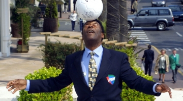 In this file photo taken on April 04, 2001 Brazilian football legend Pele plays with a soccer ball at the Croisette Avenue in Cannes during a break from the International Television Fair. (Photo by VANINA LUCCHESI / AFP)
