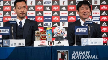 Japan's coach Hajime Moriyasu(right) and Maya Yoshida attends a press conference in Narita, Chiba prefecture in Narita on December 7, 2022. (Photo by Yuichi YAMAZAKI / AFP