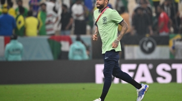 Brazil's forward Neymar runs across the pitch after the Qatar 2022 World Cup Group G match against Cameroon at the Lusail Stadium in Lusail, north of Doha on December 2, 2022. (Photo by NELSON ALMEIDA / AFP)