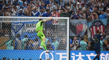 Argentina's goalkeeper Emiliano Martinez celebrates after denying France's Kingsley Coman during the penalty shoot-out of the Qatar 2022 World Cup final match at Lusail Stadium in Lusail on December 18, 2022. (Photo by FRANCK FIFE / AFP)