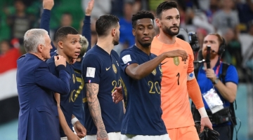 France's coach Didier Deschamps celebrates with Kylian Mbappe after they won the Qatar 2022 World Cup round of 16 match against Poland at the Al-Thumama Stadium in Doha on December 4, 2022. (Photo by FRANCK FIFE / AFP)