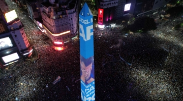 In this aerial view fans of Argentina celebrate winning the Qatar 2022 World Cup against France at the Obelisk in Buenos Aires, on December 18, 2022. (Photo by Emiliano LASALVIA / AFP)