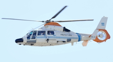 Argentina's Paulo Dybala (left) and Nahuel Molina (right) are seen inside a helicopter as they tour through Buenos Aires' downtown on December 20, 2022. (Photo by Matias BAGLIETTO / AFP)