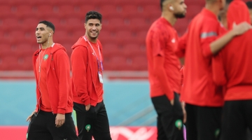 Morocco's defender Achraf Hakimi (left) with teammates inspect the pitch ahead of the Qatar 2022 quarter-final match against Portugal at the Al-Thumama Stadium in Doha on December 10, 2022. (Photo by KARIM JAAFAR / AFP)