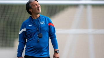 Switzerland's coach Murat Yakin looks up during a training session at the University of Doha training facilities in Doha on December 1, 2022. (Photo by Fabrice COFFRINI / AFP)