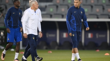 France's coach Didier Deschamps (L) talks Kylian Mbappe during a training session at the Al Sadd SC training centre in Doha on December 17, 2022. (Photo by FRANCK FIFE / AFP)