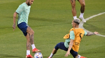 Brazil's Neymar (left) and Antony (right) take part in a training session at the Al Arabi SC Stadium in Doha on December 4, 2022. (Photo by NELSON ALMEIDA / AFP)