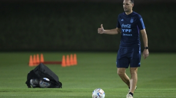 Argentina's coach Lionel Scaloni gestures during a training session at Qatar University in Doha, on December 6, 2022 during the Qatar 2022 World Cup football tournament. (Photo by JUAN MABROMATA / AFP)