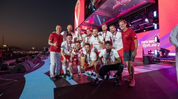 The victorious Poland team members with Qatar Legacy Ambassadors Cafu and Ronald de Boer: SC
