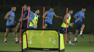 Argentina's forward Lionel Messi (centre) attends a training session with teammates at Qatar University in Doha, on December 6, 2022 during the Qatar 2022 World Cup tournament. (Photo by JUAN MABROMATA / AFP)
