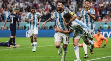 Argentina's Julian Alvarez (centre) celebrates with Lionel Messi after scoring the second goal during the Qatar 2022 World Cup semi-final match against Croatia at Lusail Stadium in Lusail on December 13, 2022. (Photo by JACK GUEZ / AFP)