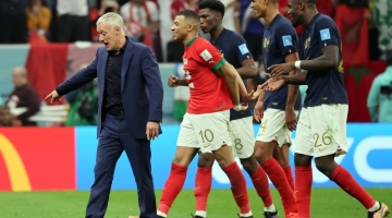 France's coach Didier Deschamps and his players celebrate their victory in the Qatar 2022 World Cup semi-final match against Morocco at the Al-Bayt Stadium in Al Khor, north of Doha on December 14, 2022. (Photo by KARIM JAAFAR / AFP)