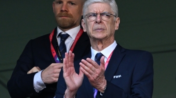 Arsene Wenger applauds ahead of the Qatar 2022 World Cup match between Switzerland and Cameroon at the Al-Janoub Stadium in Al-Wakrah November 24, 2022. (Photo by Kirill KUDRYAVTSEV / AFP)