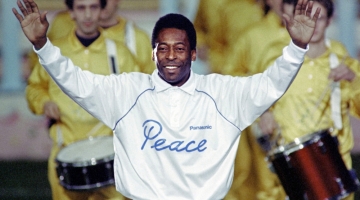 In this file photo taken on October 31, 1990 Pele opens his arms as he acknowledges cheers from a crowd of spectators during a ceremony in Milan to celebrate his fiftieth birthday. (Photo by Gerard MALIE / AFP)