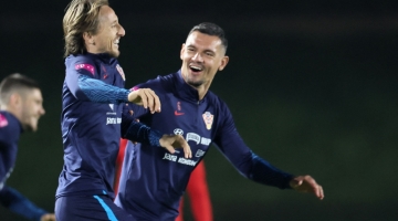 Croatia's midfielder  Luka Modric (left) talks to defender Dejan Lovren during a training session in Doha on December 11, 2022, ahead of their Qatar 2022 World Cup semi-final match against Argentina. (Photo by JACK GUEZ / AFP)