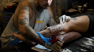 Argentinian tattooist Tebi Cobra Vucinovich works on a tattoo in Buenos Aires: AFP/Juan Mabromata