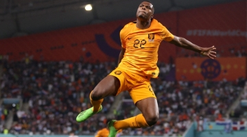 Netherlands' defender Denzel Dumfries celebrates scoring his team's third goal during the Qatar 2022 World Cup round of 16 match against USA at Khalifa International Stadium in Doha on December 3, 2022. (Photo by ADRIAN DENNIS / AFP)