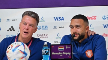 Netherlands' coach Louis Van Gaal (left) and forward Memphis Depay give a press conference at the Qatar National Convention Center (QNCC) in Doha on December 8, 2022. (Photo by Alberto PIZZOLI / AFP)