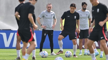 South Korea's Portuguese coach Paulo Bento (left) looks on during a training session at Al Egla Training Site 5 in Doha on December 1, 2022. (Photo by Jung Yeon-je / AFP)