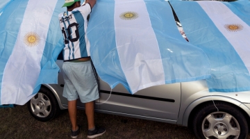An Argentina fan with Lionel Messi jersey wait for the arrival of the players to their country after winning the World Cup in Ezeiza, Buenos Aires province, Argentina, on December 19, 2022. (Photo by TOMAS CUESTA / AFP)