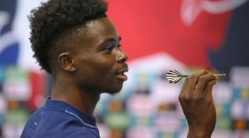 England痴 Bukayo Saka takes part in a darts competition against a journalist at Al Wakrah SC Stadium in Al Wakrah on December 5, 2022 during the Qatar 2022 World Cup football tournament. (Photo by Paul ELLIS / AFP)