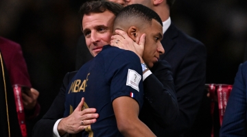 French President Emmanuel Macron consoles Kylian Mbappe at the closing ceremony: AFP/Kirill Kudryavtsev