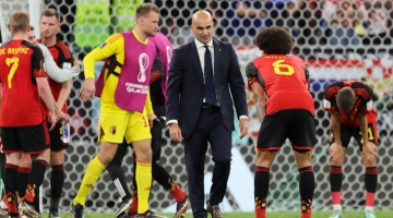 Belgium's coach Roberto Martinez checks on his team after the Qatar 2022 World Cup Group F match against Croatia at the Ahmad Bin Ali Stadium in Al-Rayyan on December 1, 2022. (Photo by JACK GUEZ / AFP)