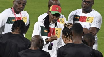 Cameroon's coach Rigobert Song talks to players during a training session at the Al Sailiya SC in Doha, on December 1, 2022. (Photo by Issouf SANOGO / AFP)