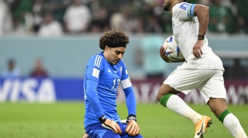 Mexico's goalkeeper Guillermo Ochoa (left) reacts after Saudi Arabia's Salem Al-Dawsari scored his team's first goal during the Qatar 2022 World Cup Group C match at the Lusail Stadium, on November 30, 2022. (Photo by PATRICIA DE MELO MOREIRA / AFP)