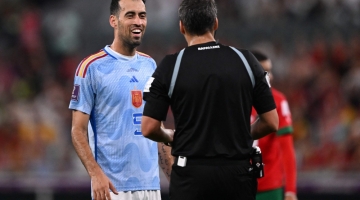 Spain's Sergio Busquets speaks with Argentinian referee Fernando Rapallini during the Qatar 2022 World Cup round of 16 match against Morocco at the Education City Stadium in Al-Rayyan on December 6, 2022. (Photo by Kirill KUDRYAVTSEV / AFP)
