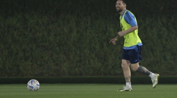 Argentina's forward Lionel Messi attends a training session with teammates at Qatar University in Doha, on December 6, 2022 during the Qatar 2022 World Cup tournament. (Photo by JUAN MABROMATA / AFP)