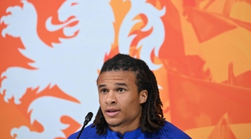 Netherlands' defender Nathan Ake attends a press conference at Qatar University training sites in Doha on December 6, 2022 during the Qatar 2022 World Cup football tournament. (Photo by Alberto PIZZOLI / AFP)