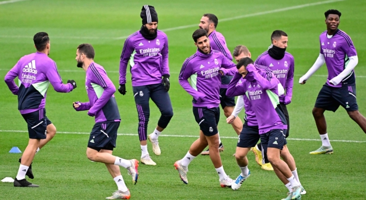 Real Madrid's Karim Benzema (third left) attends a training session with teammates at the Ciudad Real Madrid training complex in Valdebebas, outskirts of Madrid, on December 29, 2022. (Photo by JAVIER SORIANO / AFP)