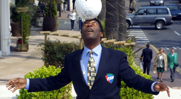 In this file photo taken on April 04, 2001 Brazilian football legend Pele plays with a soccer ball at the Croisette Avenue in Cannes during a break from the International Television Fair. (Photo by VANINA LUCCHESI / AFP)