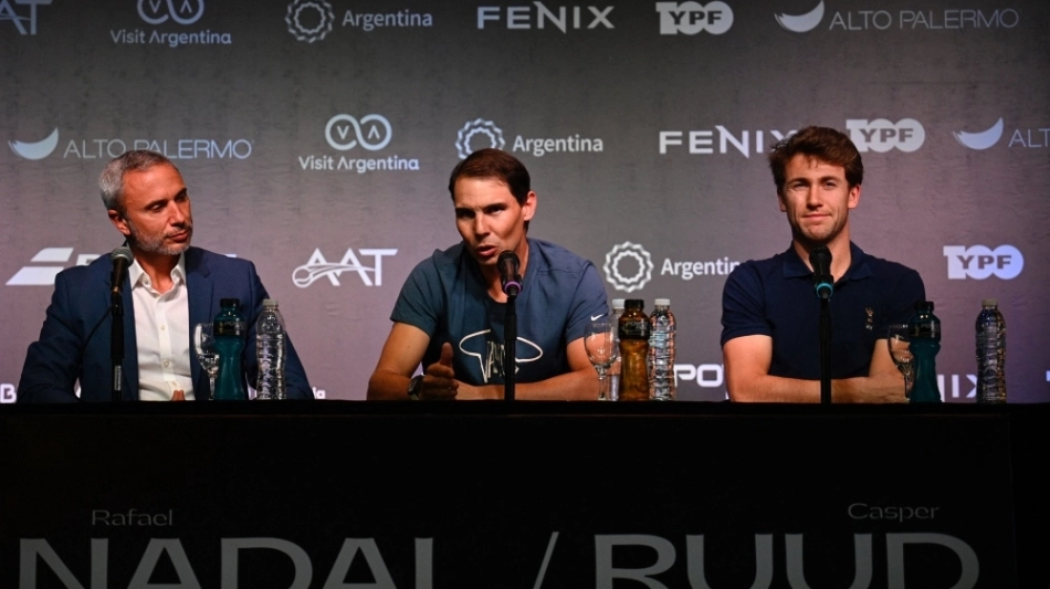 Spanish tennis player Rafael Nadal (centre) speaks next to Norwegian tennis player Casper Ruud (R) during a press conference on November 22, 2022 in Buenos Aires, Argentina, on the eve of their exhibition match. (Photo by Luis ROBAYO / AFP)