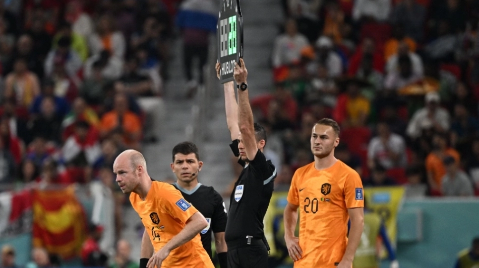 Netherlands' midfielder #14 Davy Klaassen enters the pitch during the Qatar 2022 World Cup Group A football match between Senegal and the Netherlands at the Al-Thumama Stadium in Doha on November 21, 2022. (Photo by OZAN KOSE / AFP)