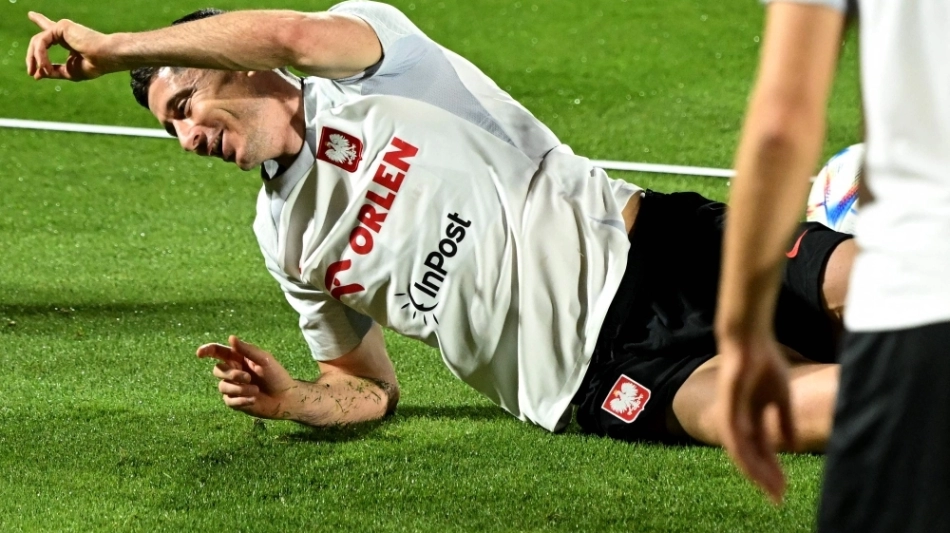 Poland's forward Robert Lewandowski reacts during a training session at the Al Kharaitiyat SC in Doha on November 18, 2022, ahead of the Qatar 2022 World Cup football tournament. (Photo by ANDREJ ISAKOVIC / AFP)