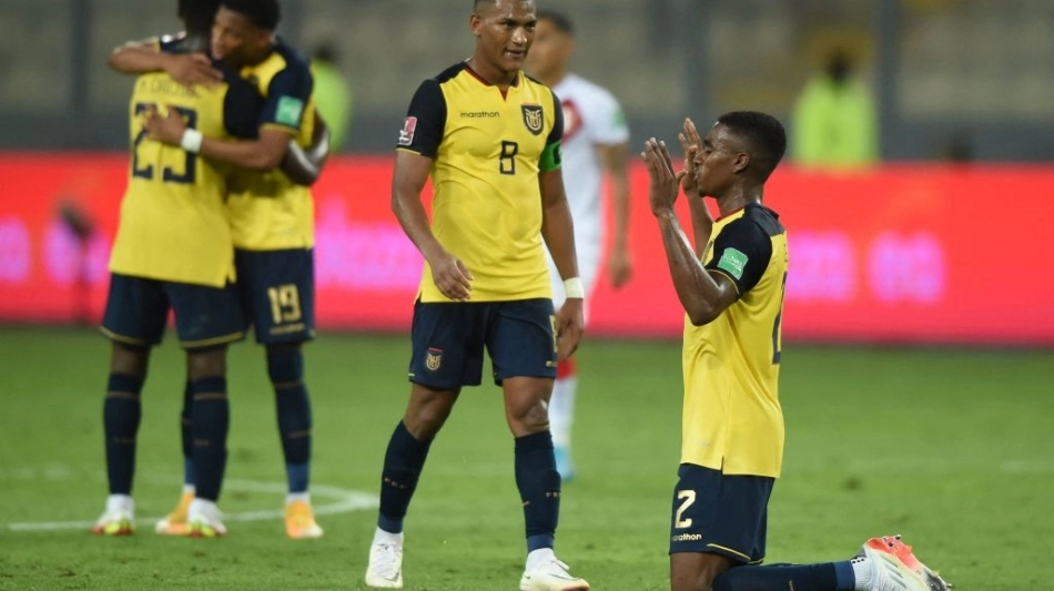 Ecuador's players celebrate after a South American qualification match against Peru for the FIFA World Cup Qatar 2022 at the National Stadium in Lima on February 1, 2022. Photo: Ernesto Benavides / AFP.