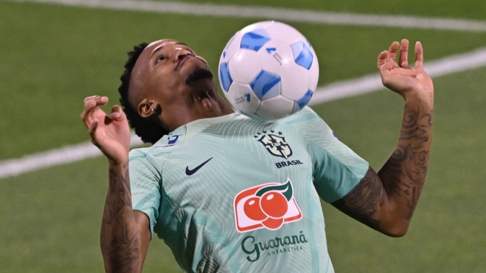 Brazil's defender Eder Militao controls the ball during a training session at the Al Arabi SC Stadium in Doha on November 20, 2022, just moments before the kick-off of the Qatar 2022 World Cup football tournament. (Photo by NELSON ALMEIDA / AFP)
