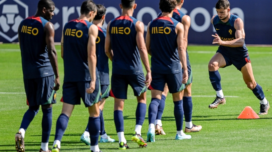 Ruben Dias, right, trains with his Portugal team-mates on November 22: AFP/Patricia De Melo Moreira