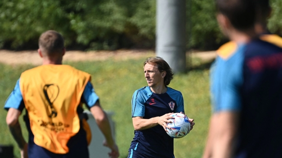 Croatia's midfielder Luka Modric (centre) takes part in a training session at the Al Erssal training site in Doha on November 22, 2022. (Photo by OZAN KOSE / AFP)