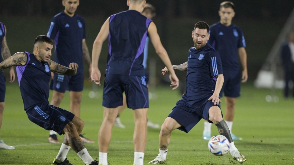 Argentina's forward Angel Correa (left) and Lionel Messi take part in a training session at Qatar University in Doha on December 8, 2022. (Photo by JUAN MABROMATA / AFP)
