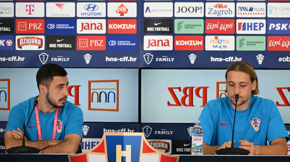 Croatia's midfielder Lovro Majer (right) and defender Josip Juranovic attend a press conference at the team's Al Erssal training camp in Doha on December 3, 2022. (Photo by OZAN KOSE / AFP)