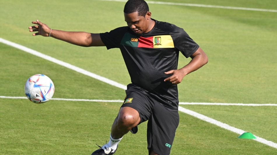Cameroon Football Federation president and former football star Samuel Eto'o takes part in a training session at the Al Sailiya SC in Doha on November 23, 2022. (Photo by ISSOUF SANOGO / AFP)