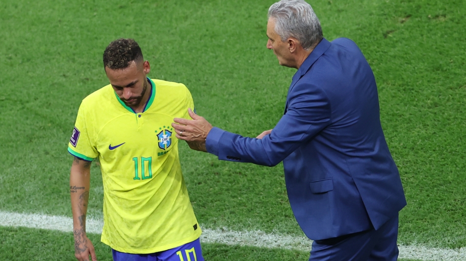 Brazil coach Tite greets Neymar as he is replaced during their World Cup match against Serbia: AFP/Giuseppe Cacace