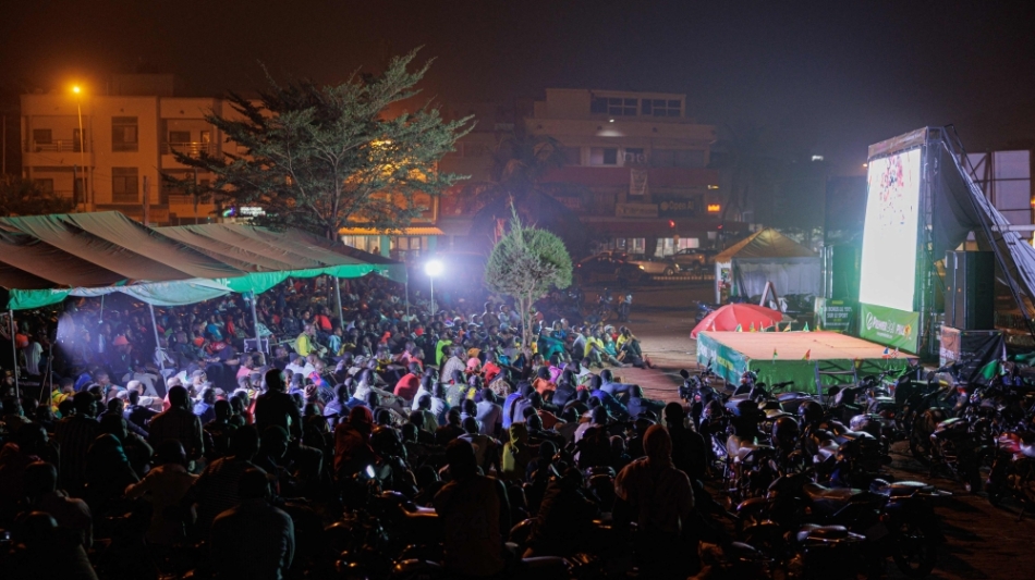 Supporters watch a live broadcast of the Qatar 2022 World Cup Football semi-final match between Morocco and France at a fan zone in Bamako, Mali on December 14, 2022. (Photo by OUSMANE MAKAVELI / AFP)