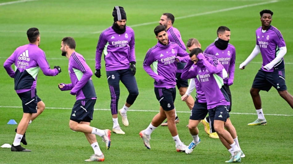 Real Madrid's Karim Benzema (third left) attends a training session with teammates at the Ciudad Real Madrid training complex in Valdebebas, outskirts of Madrid, on December 29, 2022. (Photo by JAVIER SORIANO / AFP)