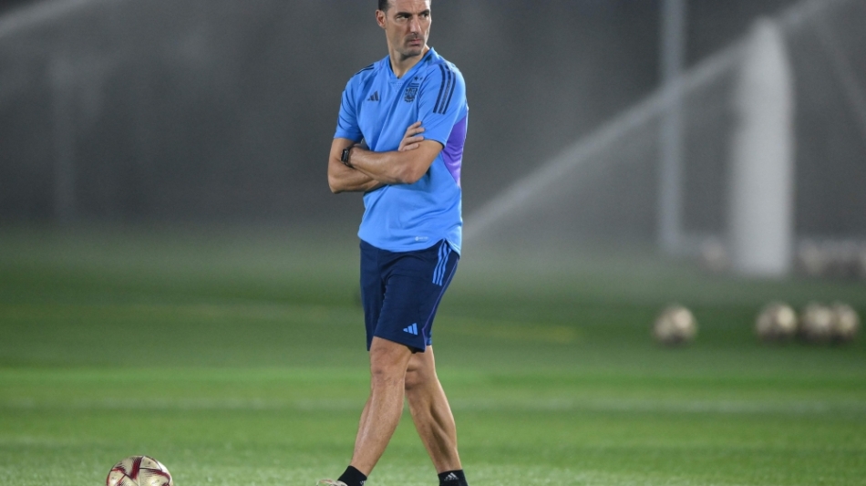 Argentina's coach Lionel Scaloni takes part in a training session at Qatar University training site 3 in Doha on December 17, 2022, on the eve of the Qatar 2022 World Cup final match against France. (Photo by FRANCK FIFE / AFP)