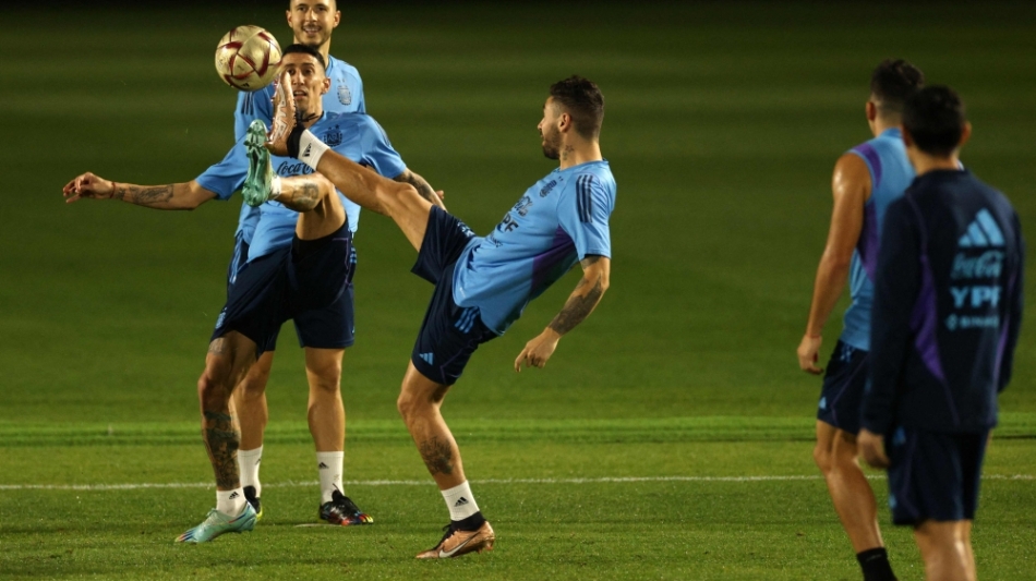 Argentina's players take part in a training session at the Qatar University training site 3 in Doha on December 15, 2022. (Photo by Adrian DENNIS / AFP)