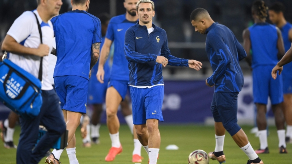 France's forward Antoine Griezmann (centre) takes part in a training session at the Al Sadd SC training centre in Doha on December 17, 2022. (Photo by FRANCK FIFE / AFP)